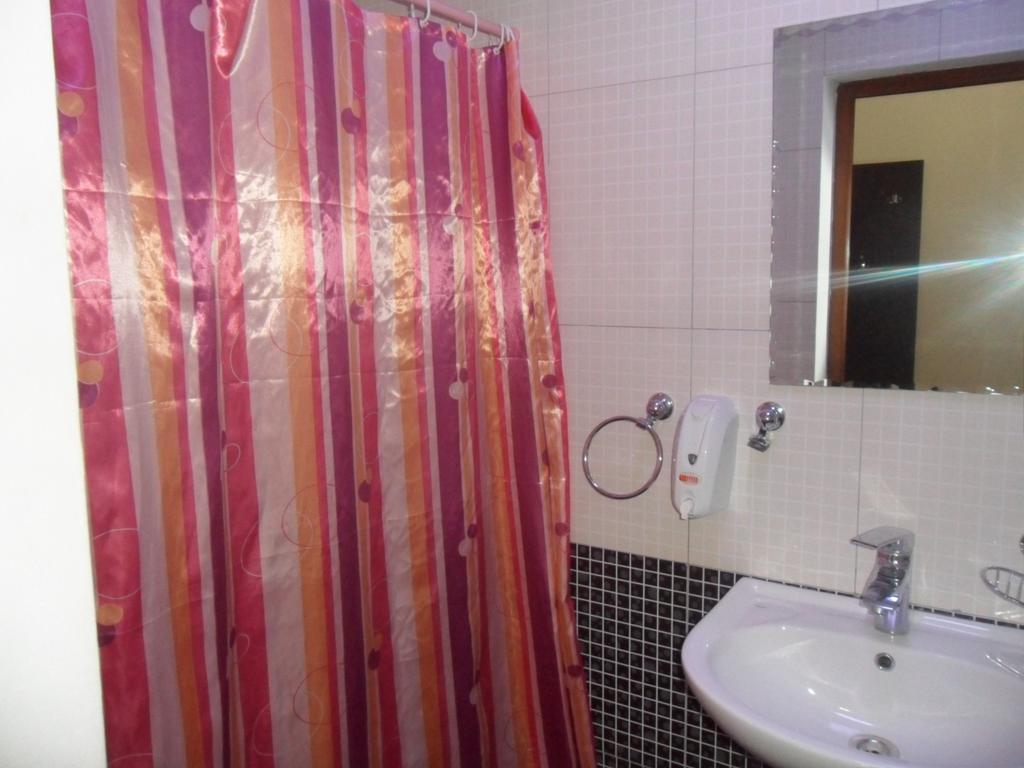 Kuze Hostel Almaty Bagian luar foto