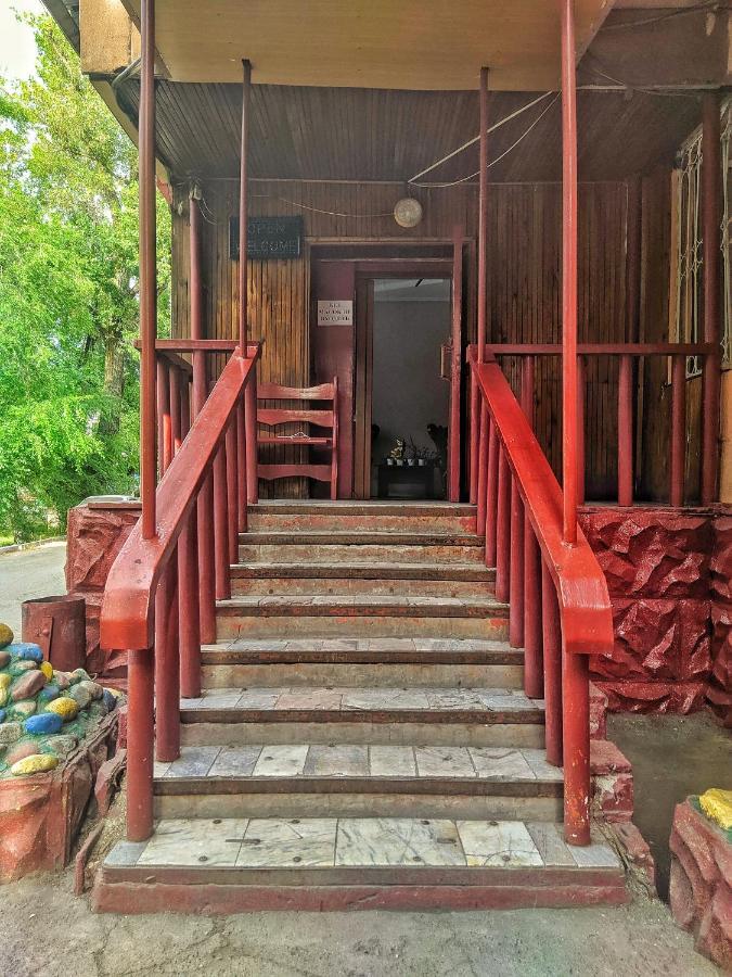 Kuze Hostel Almaty Bagian luar foto